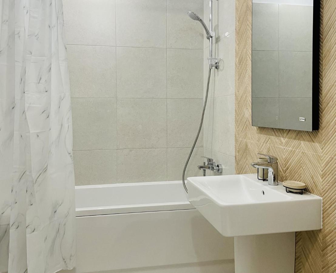 Apartament Mountain Crib In Urban Plaza W. Parking & Netflix Braszów Zewnętrze zdjęcie